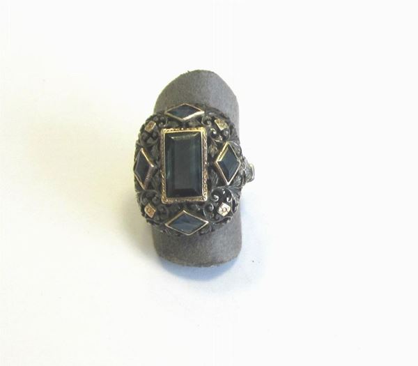 Anello, inizi sec XX,in oro basso e argento con zaffiri, g 5,4