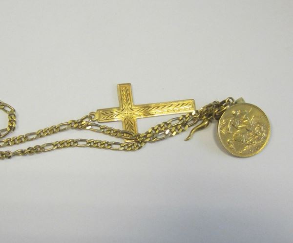 Collana in oro giallo,a maglia con 4 ciondoli di cui uno con moneta sterlina g 40                    