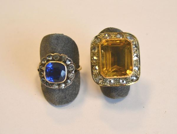Due anelli in oro giallo, a basso titolo, argento e pietre di cui uno con    - Asta Gioielli, Argenti, Modernariato, Dipinti, Mobili e Oggetti d'Arte - Poggio Bracciolini Casa d'Aste
