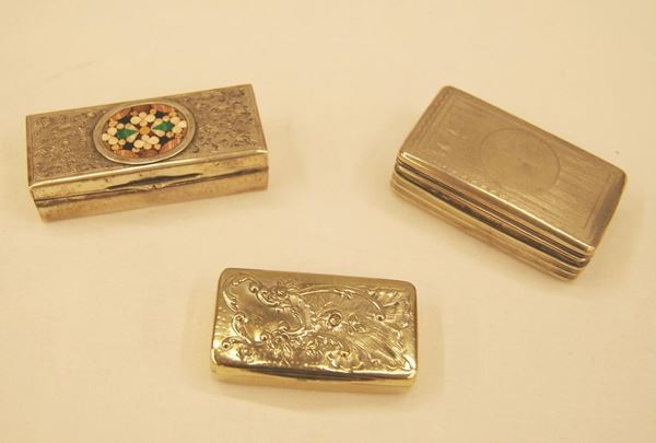 Piccola tabacchiera rettangolare, sec.XIX , in metallo  argentato e sbalzato con