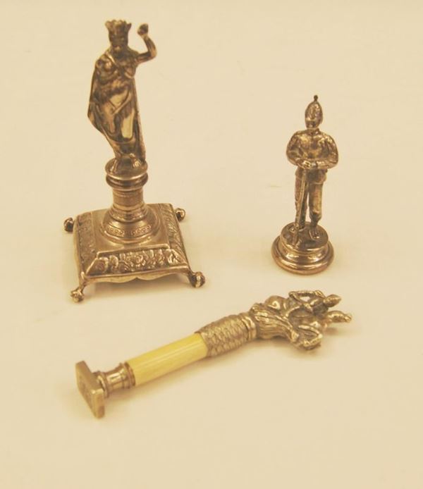 Sigillo, sec. XIX, a forma di figura allegorica in argento, con sostegno a colonna e base quadrata su piedi a zampa, alt. cm 14,                           