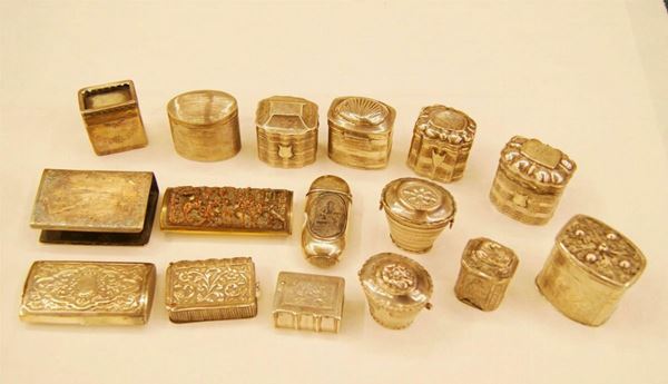 Due scatole in argento sbalzato e inciso, di cui una ovale ed una