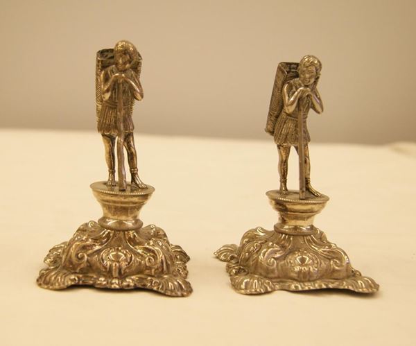 Coppia di portastecchini, probabilmente Austria/Ungheria, metÃ  sec. XIX in argento, a forma di figure INDIANI  con ceste sulle spalle e bastone , basi sbalzate con motivi rocaille , alt. cm 11 (2)                      