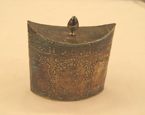 Scatola ovale, Olanda, in argento sbalzato e cesellato con figure entro archi, importata a  Londra nel 1896                          