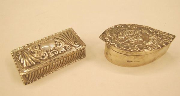 Scatola in argento a forma di goccia sbalzata e cesellata con testa di fanciulla con cappello,Birmingham, 1905    