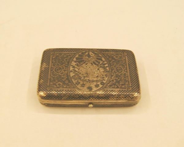 Portasigarette rettangolare, Impero Ottomano, fine sec. XIX  in argento lavorato a niello con grande motivo ovale contenente panoplia con iscrizione araba entro mezzaluna, danni                                   