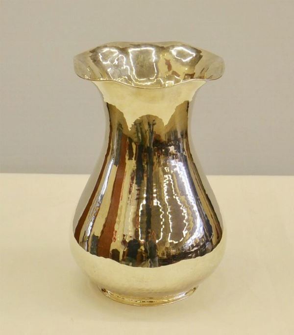  Vaso portafiori, in argento con bordo smerlato, alt. cm 23, g 610          