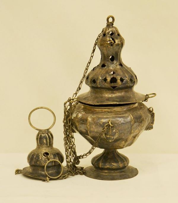 Incensiere, sec. XVIII, in argento lavorato  e  decorato con TESTE DI LEONI, alt. cm 35