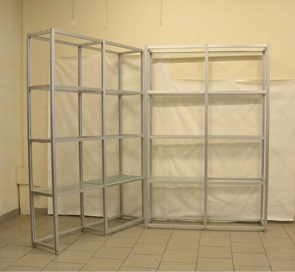Libreria, anni â€™80, in alluminio, a diciannove ripiani in vetro, cm 258x35,5x194,