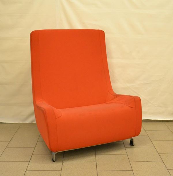 Poltrona, design Pallucco, modello CHAT, rivestita in tessuto sfoderabile stretch color arancio, cm 96x75x114, difetti
