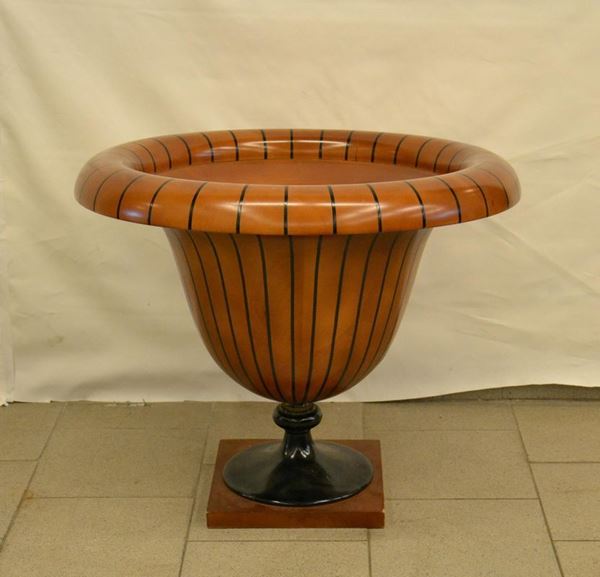 Vaso, anni â€™80, in ciliegio, bordo stondato, base in legno ebanizzato, diam. cm