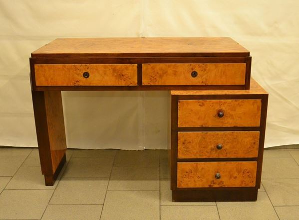 Scrivania, art decÃ², in radica di tuia, a cinque cassetti, cm 123x66x80
