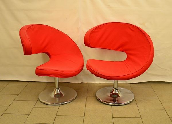 Due Poltroncine, fine anni â€™80, fusto in metallo cromato, seduta e schienale forma semicircolare, rivestita in stoffa rossa, cm 80x58x89  