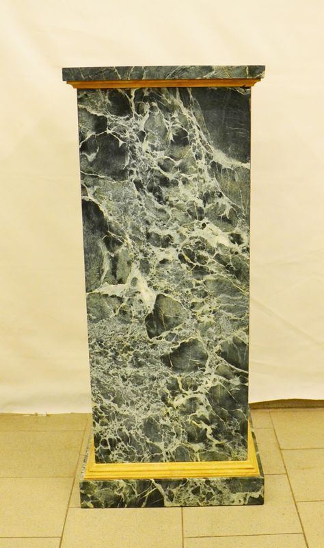 Colonna, sec. XX, in marmo verde, bordi dorati, cm 48x48x111
