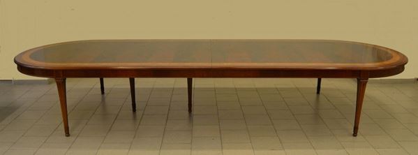 Grande tavolo ovale, in stile inglese del sec. XIX, in mogano intarsiato con fascia satinata, gambe scanalate, cm 450x15