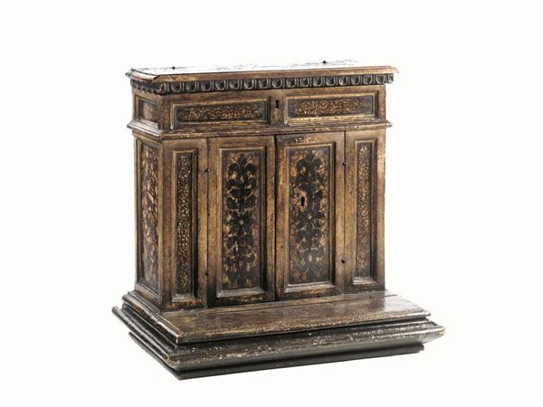 Inginocchiatoio, Italia centrale, sec. XVII, in legno intagliato e dipinto a finti marmi ed in parte dorato, piano superiore da alzarsi con becco di civetta e gocciolatoio a dentelli, fascia dipinta con pannelli a finta breccia di marmo che si ripetono anche sui fianchi, due sportelli sottostanti, piano dell'inginocchiatoio apribile, base modanata, cm 84x53x80, alcuni dann