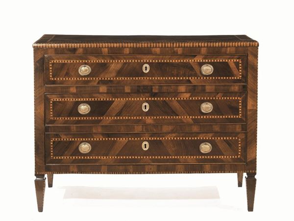 Cassettone, Italia centrale, ultimo quarto sec. XVIII, in noce, radica di noce intarsiato a nastrino, piano rettangolare intagliato a motivi geometrici, tre cassettil gambe troncopiramidali con collarino, cm 116x57x89, interni sostituit
