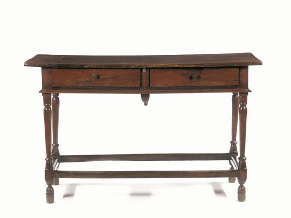 Piccolo tavolo da centro in stile Seicento, in noce a patina scura, piano rettangolare, due cassetti nella fascia alte gambe tornite a balaustro riunite da traversa, piedi a cipolla, cm 135x56x83, costruito con materiale antic