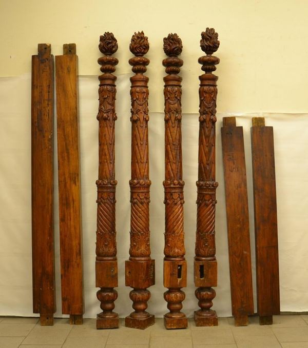 Letto a baldacchino, sec. XVIII, in olivo e noce, colonne intagliate con finali a 