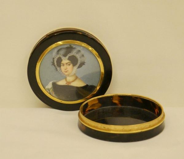 Scatolina, sec. XIX, in tartaruga, con miniatura di GENTILDONNA, diam. cm 7,5