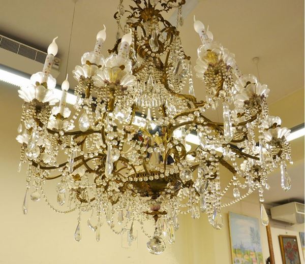Lampadario, inizi sec. XX, in metallo dorato e lavorato, con gocce di cristallo, a