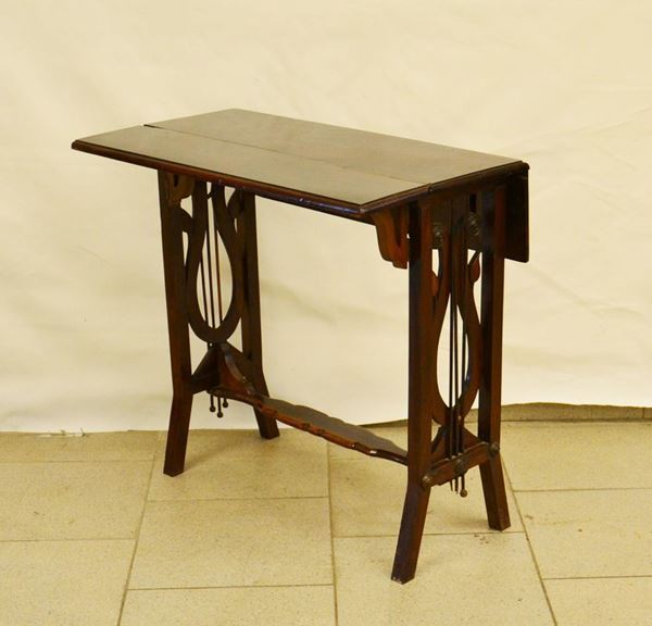 Tavolino, Inghilterra, inizi sec. XX, in mogano, laterali a lira e bandelle, piccole