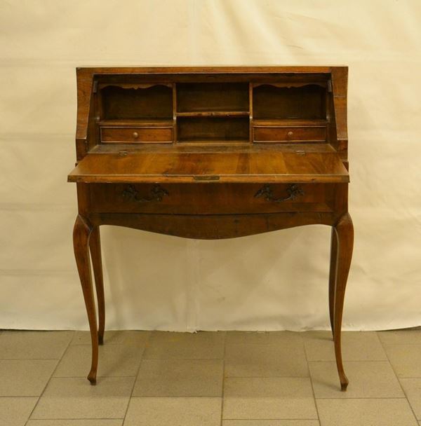 Scrivania, Toscana, sec. XVIII, in noce, piano a ribalta con internamente