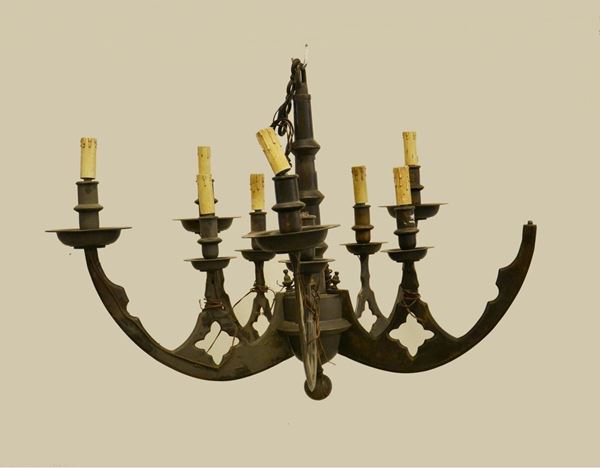 Lampadario, in stile neogotico, in bronzo, a cinque bracci e dieci luci, alt. cm 72, diam. cm 100, rotture