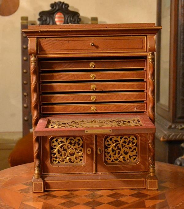 Mobiletto portatabacco, sec. XIX, in legno rivestito in pelle, un cassetto, tre