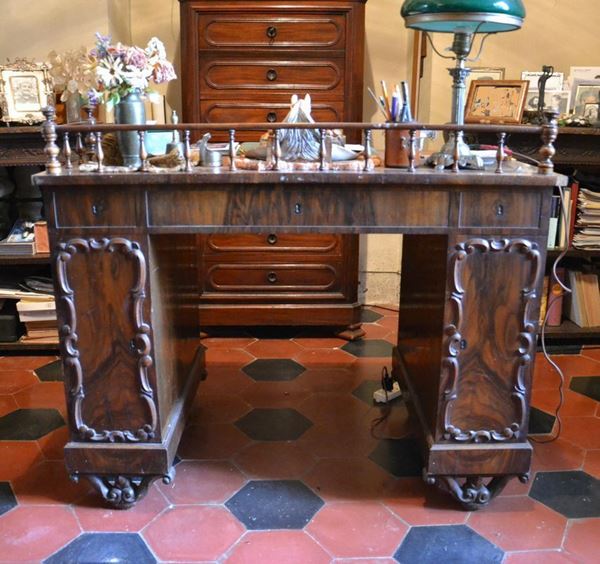 Scrittoio a giorno, Toscana, sec. XIX, in mogano, a due sportelli, tre cassetti, alzata con ringhiera, cm 101x63,5x86, difetti