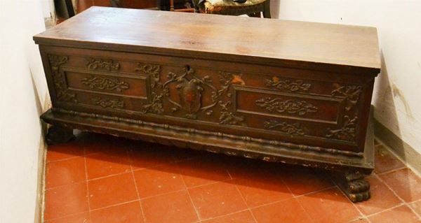 Cassapanca, Emilia, sec. XVIII, in noce intagliato, cm 157x58x56