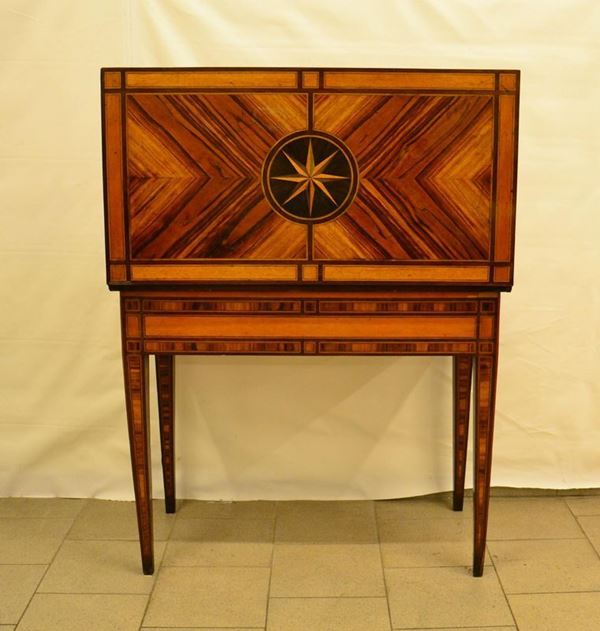 Tavolo da gioco, in stile â€˜700, in noce intarsiato, gambe troncopiramidali, cm 96,5x50,5x81
