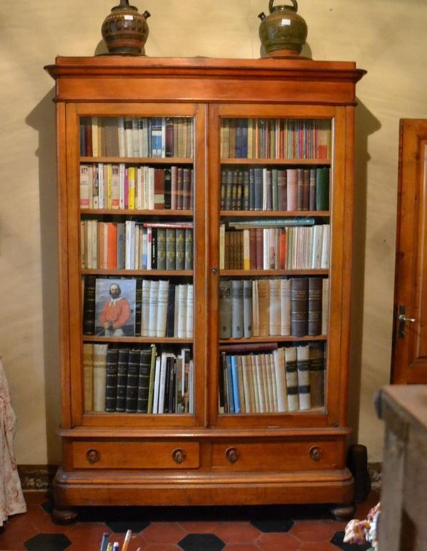 Coppia di librerie, Toscana, sec. XIX, in ciliegio, a due sportelli con vetri e