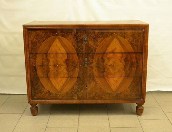 Cassettone, Austria, fine sec. XIX, in radica di olivo intarsiata, tre cassetti, 