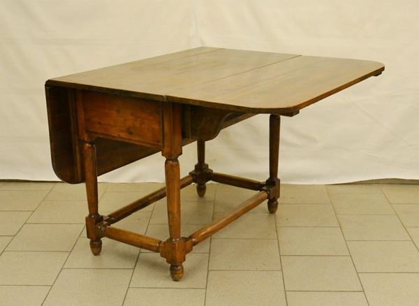 Tavolo a bandelle, Italia centrale, sec. XIX, in noce, un cassetto, gambe a