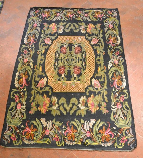  Tappeto russo,  fondo nero con decori floreali nei toni del verde e del rosa, cm 320x210,  consunto 