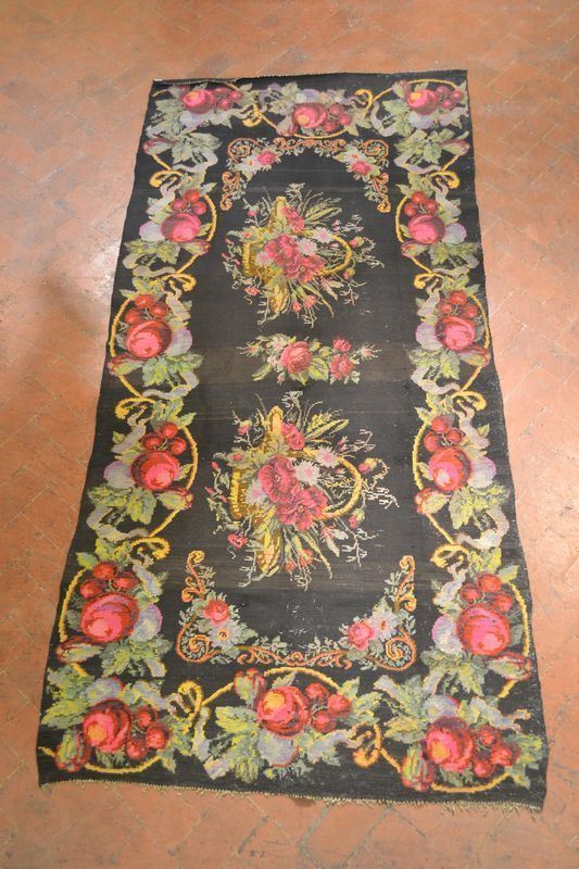  Tappeto russo,  fondo nero decorato da fiori policromia, cm 374x183,  consunto 