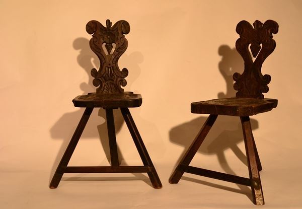  Quattro sedie, Alto Veneto, sec. XIX,  in legno dolce intagliato con motivi fitomorfi, spalliera a volute, sedile sagomato su tre gambe (4)