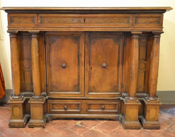  Credenza  in noce a patina bionda intarsiata a motivi geometrici e fitomorfi, piano rettangolare con becco di civetta apribile, con scarabattolo interno, fronte a due sportelli fra coppie di colonne, base modanata con un cassetto, cm 140x61x104,  costruito con materiale antico 