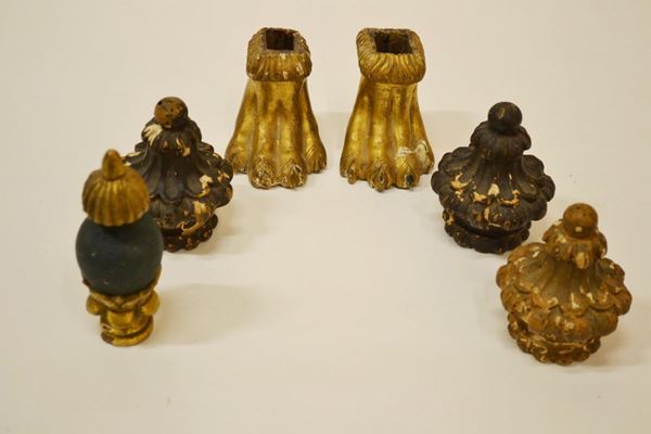  Sei terminali, sec. XVIII-XIX,  in legno intagliato dorato e tornito, alt. da cm 8,5 a cm10 (6)