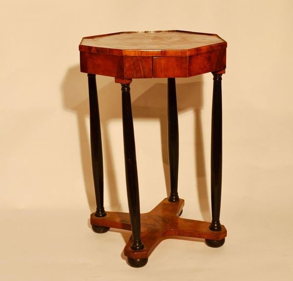  Tavolino da appoggio, fine sec. XIX,  in noce intarsiato, piano ottagonale con scacchiera, un  cassetto, sostegni torniti a colonna, base a croce, diam. cm 51, alt. cm 74