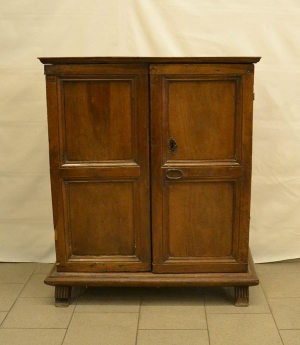 Credenzino, in stile â€˜700, in noce, a due sportelli sformellati, cm 97x41x113,