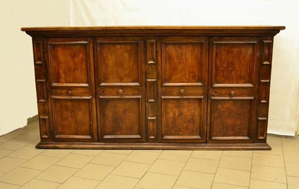 Credenza, Italia centrale, sec. XVIII, in noce sformellato, a quattro sportelli,