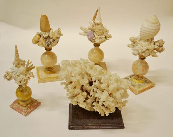  Cinque soprammobili  in corallo bianco, e legno tornito e dipinto, alt. da cm 30 a cm 33 (5)