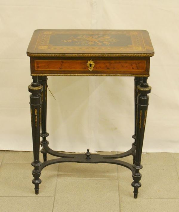 Tavolino da toilette, Francia, inizi sec. XX, in radica, piano intarsiato con 