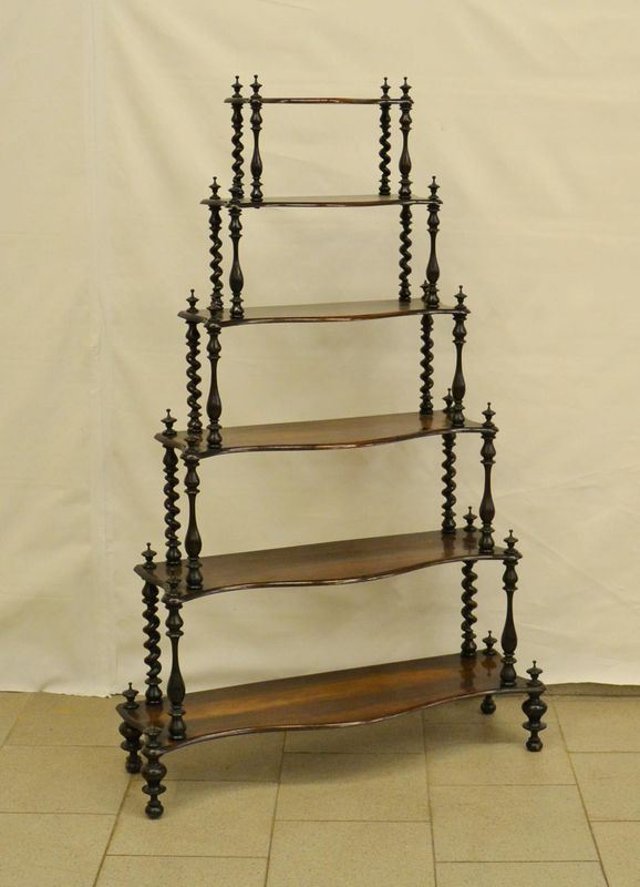 Etagere, Inghilterra, sec. XIX, in mogano a sei ripiani, colonne a torciglione, cm 86x26x137,5, mancanze