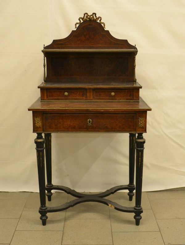 Piccola scrivania, Francia, fine sec. XIX, in radica, a tre cassetti con alzata, quattro gambe scanalate riunite da traversa, cm 71x45x133, difetti
