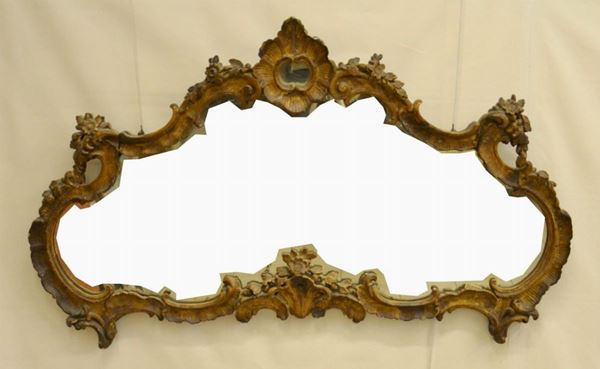 Caminiera, in stile Veneto del 700, in legno dorato e intagliato a motivi floreali, internamente specchiera, cm 140x78 