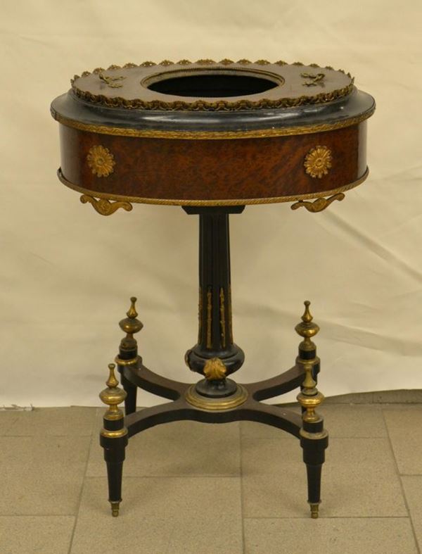 Fioriera, Francia, fine sec. XIX, in radica, piano ovale, fusto centrale scanalato su quattro piedi, rapporti in bronzo, cm 56x41x77, difetti e mancanze