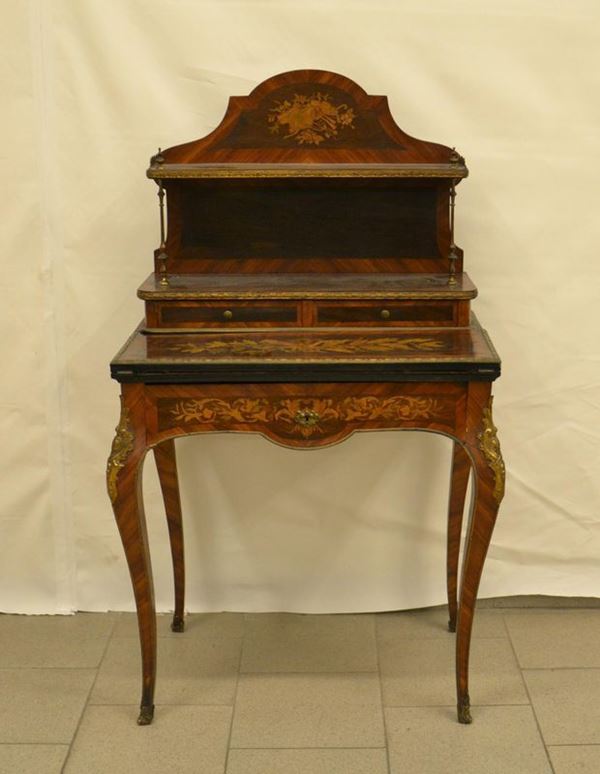 Piccola scrivania, Francia, fine sec. XIX, in radica di noce decorata a motivi floreali, piano apribile, tre cassetti con sovrastante alzata, gambe mosse, rapporti in metallo dorato, cm 68,5x71x123, mancanze                                              